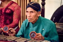 Asiatischer Musiker in traditioneller Tracht bei der ramayana performance, java, yogyakarta, indonesien — Stockfoto