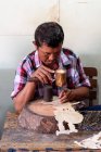 Indonésia, Java, Yogyakarta, fabricação de figuras de jogo de sombra feitas de papel — Fotografia de Stock