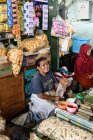 Cenário de mercado com vendedoras do sexo feminino em Yogyakarta, Java, Indonésia, Ásia — Fotografia de Stock