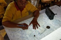 Індонезія, Java, Джок'якарта, жінка спеціалізується на текстильна та батік — стокове фото