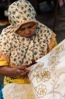 Donna che lavora nella manifattura Batik a Yogyakarta, Java, Indonesia, Asia — Foto stock