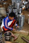 Мастер по изготовлению металлических блюд вручную, Кабаньят Баньюванги, Ява Тимур, Индонезия — стоковое фото