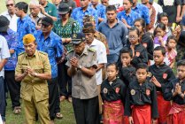 KABUL BULELENG, BALI, INDONESIA - AUGUST 17, 2015: veterans of the independence struggle at local folk festival — Stock Photo