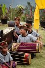 KABUL BULELENG, BALI, INDONESIE - 17 AOÛT 2015 : représentation de l'épopée du Ramayana par l'école de danse locale, garçons assis sur le sol en tenue traditionnelle avec des instruments de musique — Photo de stock