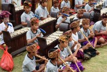 KABUL BULELENG, BALI, INDONESIA - 17 AGOSTO 2015: esecuzione dell'epica Ramayana da parte della scuola di danza locale, ragazzi seduti a terra in abiti tradizionali con strumenti musicali — Foto stock