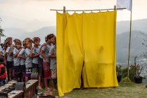 KABUL BULELENG, BALI, INDONESIA - 17 DE AGOSTO DE 2015: representación de la epopeya del Ramayana por la escuela local de danza. Artistas locales por cortina amarilla - foto de stock