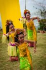 KABUL BULELENG, BALI, INDONESIA - 7 DE JUNIO DE 2018: Actuación de la escuela de baile local, niñas bailando con disfraces - foto de stock