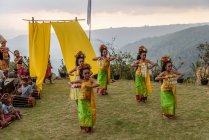 KABUL BULELENG, BALI, INDONÉSIA - Junho 7, 2018: Desempenho ao ar livre da escola de dança local, meninas dançando em trajes, meninos tocando música — Fotografia de Stock