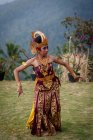 KABUL BULELENG, BALI, INDONESIA - 7 DE JUNIO DE 2018: Actuación de la escuela de baile local, niña bailando con disfraces - foto de stock