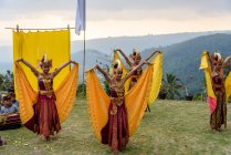 KABUL BULELENG, BALI, INDONESIA - JUNE 7, 2018 : Outdoor performance of local dance school, girls dancing in costumes — Stock Photo