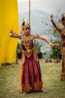 KABUL BULELENG, BALI, INDONESIA - 7 DE JUNIO DE 2018: Actuación al aire libre de la escuela de baile local, niñas bailando con disfraces - foto de stock