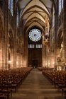 Francia, Grand Est, Strasburgo, Cattedrale di Strasburgo vista interna — Foto stock