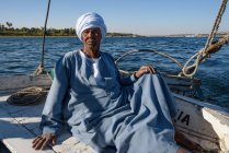 Uomo maturo in turbante blu a barca fiume, Assuan, Governo Assuan, Egitto — Foto stock