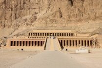 Egito, New Valley Gouvernement, Templo Hatshepsut pela montanha — Fotografia de Stock