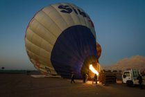 Balão de preparação para o voo sobre Luxor, Governo Luxor, Egito — Fotografia de Stock