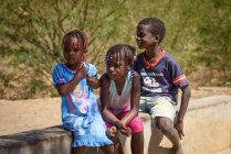 Cabo Verde, Praia, Praia, crianças locais na aldeia . — Fotografia de Stock