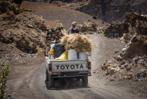 Cabo Verde, Fogo, Santa Catarina, agricultores en el volcán Fogo - foto de stock