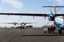 Cabo Verde, Praia, Praia, aeródromo local com pequenos aviões no vulcão Fogo . — Fotografia de Stock