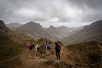 Cape Verde, Sao Miguel, tourists hiking in mountains of Santiago. — Stock Photo