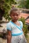 Portrait de fille africaine en robe blanche, Sao Miguel, Cap Vert — Photo de stock