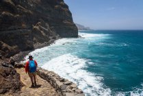 Cabo Verde, Santo Antao, Turistas en la carretera por la costa rocosa escénica - foto de stock