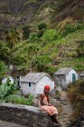 Cabo Verde, Santo Antao, Paul, mujer local en la aldea en verde Valle do Paul . - foto de stock
