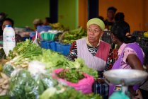 Cabo Verde, Sao Vicente, Mindelo, mujeres locales en el mercado de verduras . - foto de stock
