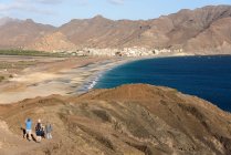 Capo Verde, Sao Vicente, Sao Pedro, Sao Pedro, veduta dei turisti che visitano la valle con l'acqua blu del mare . — Foto stock