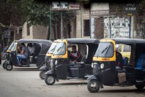Egipto, la gobernación de Giza, Dahshur, tres rickshaws auto en la carretera - foto de stock