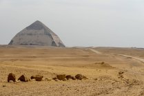 Египет, Гиза Gouvernement, Дахшур, пирамиды Дахшур в пустыне — стоковое фото