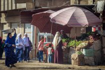 Египет, провинция Каир, Саккара, люди, идущие по улице — стоковое фото
