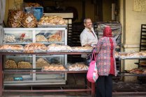 Baker shop with fresh pastries and buyer, Cairo, Cairo Governorate, Egypt — Stock Photo