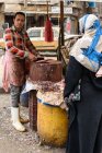 Egitto, Governatorato del Cairo, Cairo, donna che compra carne al bazar — Foto stock
