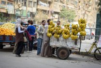 Egipto, Gobierno de El Cairo, Sakkara, gente caminando por la calle - foto de stock