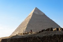 Египет, Гиза Gouvernement, Гиза, человек на верблюде у пирамиды Гизы — стоковое фото