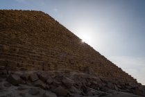 Египет, Гиза Gouvernement, Гиза, пирамиды Гизы вид снизу в солнечном свете — стоковое фото