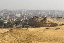 Égypte, Gizeh Gouvernement, Gizeh, Les pyramides de Gizeh et vue sur le paysage urbain — Photo de stock