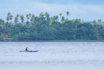 Indonesia, Maluku Utara, Kabupaten Halmahera Utara, boat on the sea in front of an island on northern Molikken — Stock Photo