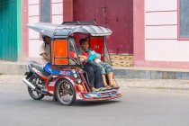 Rickshaw moderno en Jailolo en el norte de Molikken, Kabupaten Halmahera Barat, Maluku Utara, Indonesia - foto de stock