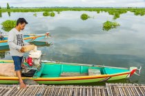 Indonesien, Sulawesi Selatan, Kabupaten Soppeng, menschengemachtes Boot zur Abfahrt bereit — Stockfoto