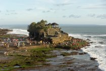 Indonesien, Bali, Kabudaten Badung, Menschenmassen am Batu Bolong Strand — Stockfoto