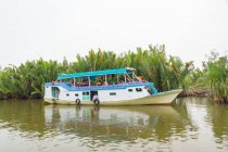 Indonesien, Kalimantan, Borneo, Kotawaringin Barat, Auf den Wasserwegen von Kotawaringin Barat auf Kalimantan, Lokales Klotok-Boot auf dem Sekonyer River — Stockfoto