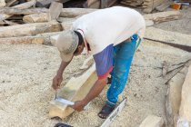 Indonesia, Sulawesi Selatan, Bulukumba, uomo disegna legno, costruzione navale, spiaggia — Foto stock