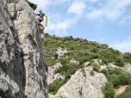 SARDINIA, ITALIA - 20 DE OCTUBRE DE 2013: escalador sobre roca caliza - foto de stock