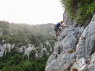 SARDINIA, ITALY - OCTOBER 20, 2013: climber on steep limestone rock wall — Stock Photo