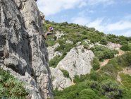 ISARDINIA, ITALY - 20 октября 2013 года: альпинист на известняковой скале — стоковое фото