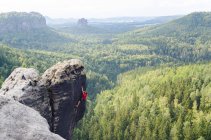 Germania, Sassonia, Svizzera sassone, arrampicatore su parete rocciosa, escursione sopra Schmilka, vista su Falkenstein — Foto stock