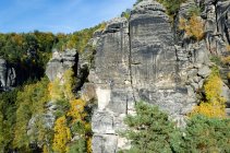 Alemanha, Saxônia, Saxônia Suíça, Homem Escalando na face íngreme da rocha em Hirschgrundkegel — Fotografia de Stock
