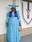 Гереро жінка в Синє плаття і типовий убір Людериц, Erongo область, Намібія — стокове фото