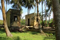 Sri Lanka, Province de l'Ouest, Kalutara, Restes de la maison sur le bord de la route avec vue sur la plage de Bentota — Photo de stock